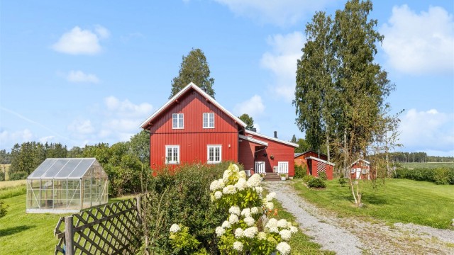 Landlig og stor eiendom med sentral beliggenhet