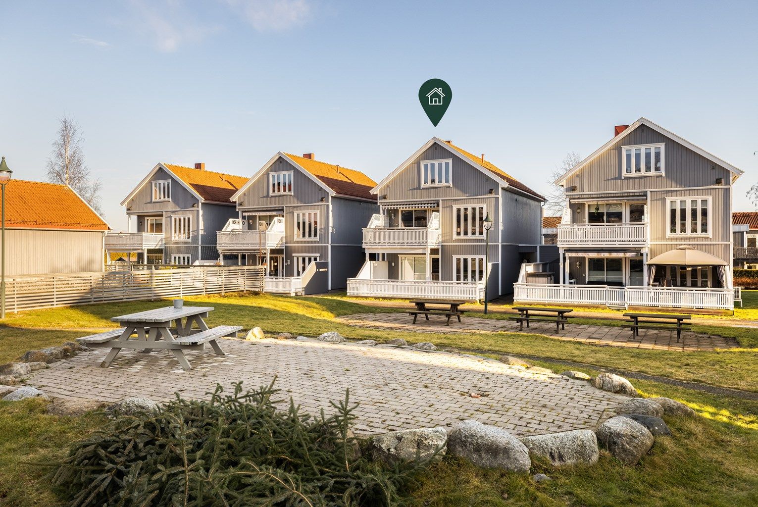 Det er ingen motstående bebyggelse foran boligen, i stedet et stort fellesareal med boltreplass for barna.