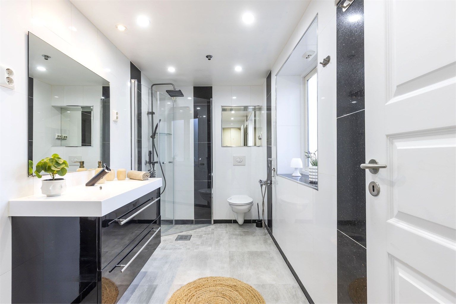  Badet i 1. etasje fremstår som moderne. 