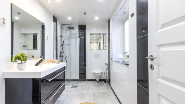 Badet i 1. etasje fremstår som moderne.