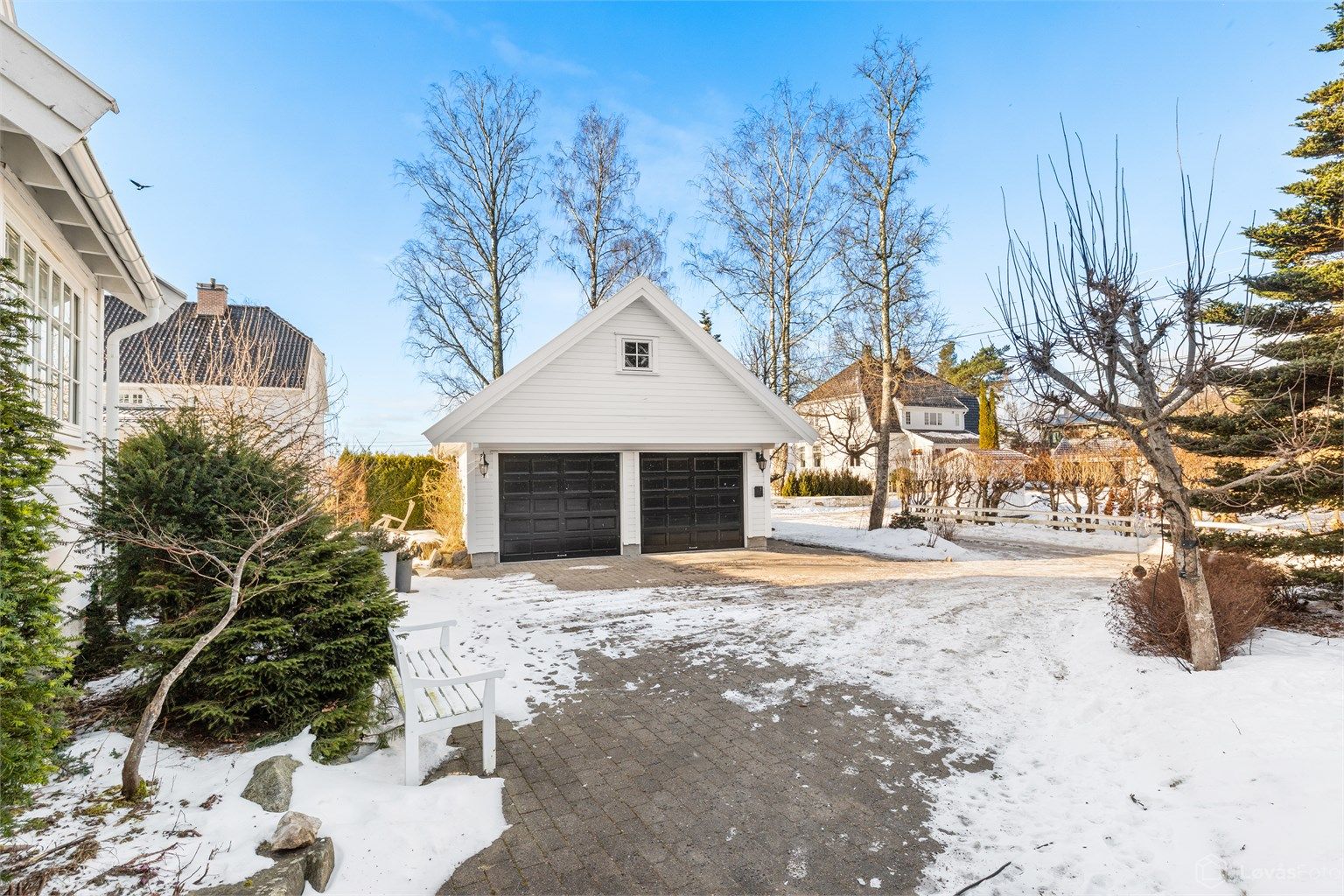 Frittstående dobbelgarasje på 38 kvm og med loftetasje på 18 kvm (loftetasjen har gulvareal på 45 kvm). Elektrisk garasjeport og elbillader på yttervegg. "Smørebod" i garasjen med oppvarming