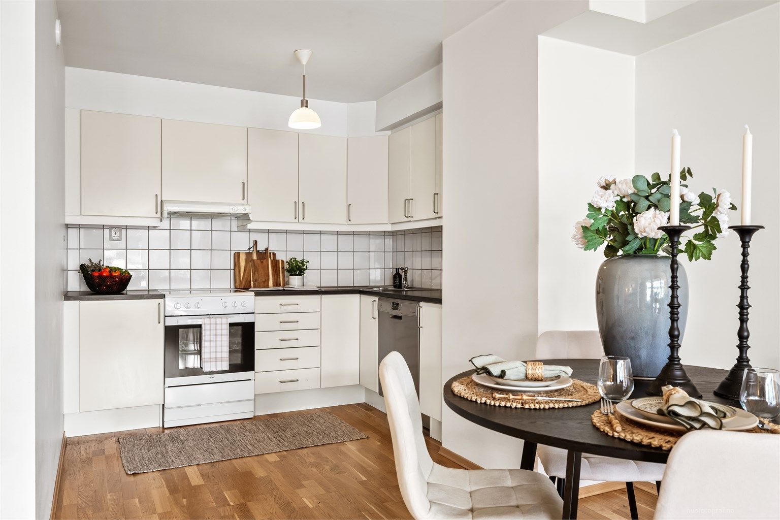 Åpen kjøkken- og stueløsning med sofaområde samt spiseplass.