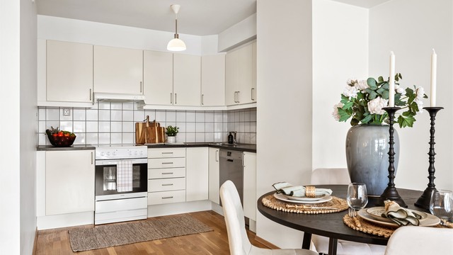 Åpen kjøkken- og stueløsning med sofaområde samt spiseplass.