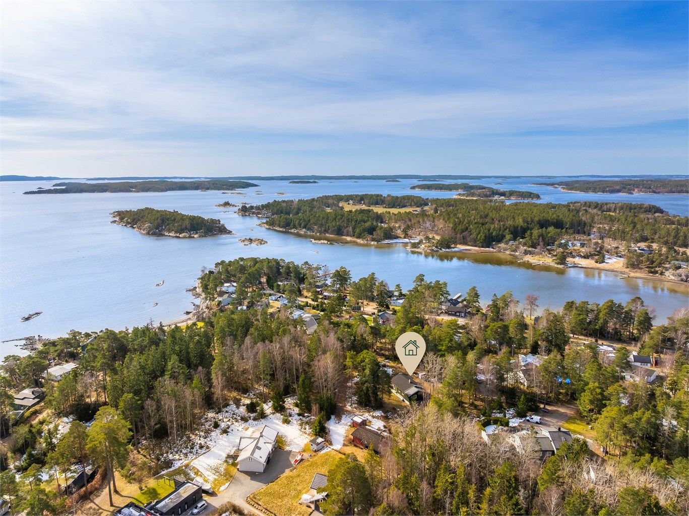 Fritidseiendommen ligger ved sydspissen av Nordre Karlsøy, midt i et ettertraktet ferie- og fritidsområde, halvannen time fra Oslo.