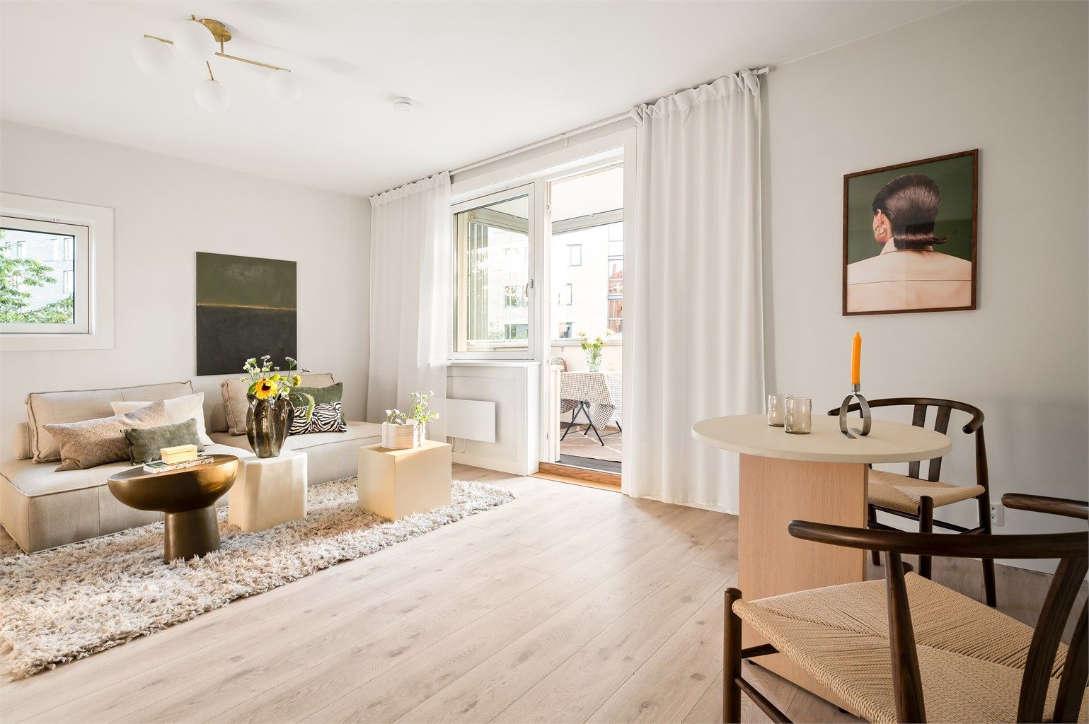 Lys og attraktiv hjørneleilighet med en arealeffektiv planløsning, vedovn i stuen og herlig balkong.
Foto: Peter Futo