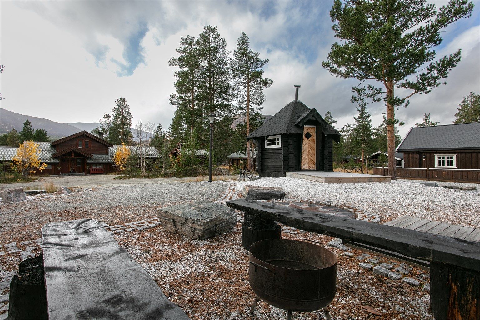 Pent opparbeidet tomt med bålplass og grillhytte