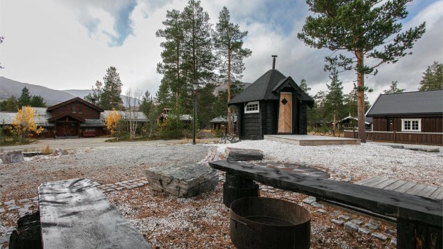 Pent opparbeidet tomt med bålplass og grillhytte