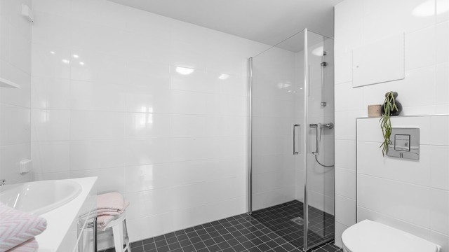 Flislagt bad med gulvvarme og opplegg for vaskemaskin