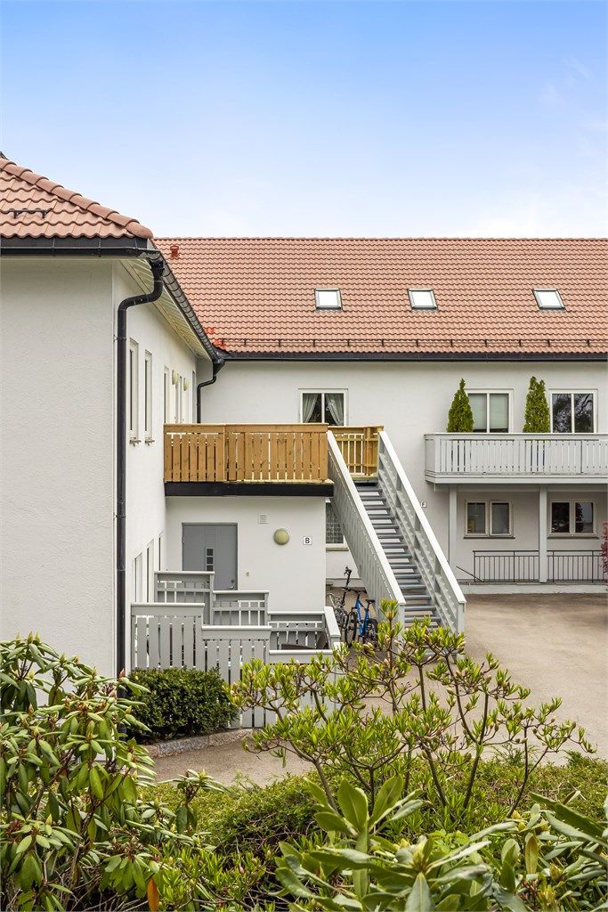 Felles utvendig trappeadkomst fra 2026 opp til leiligheten i 2. etasje.
