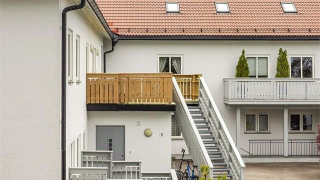 Felles utvendig trappeadkomst fra 2026 opp til leiligheten i 2. etasje.