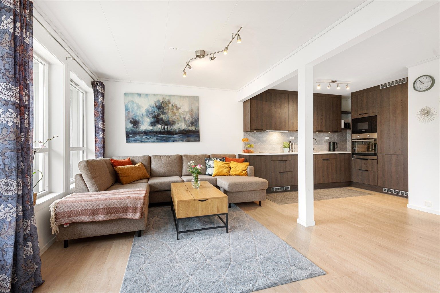 Stue og kjøkken i åpen løsning