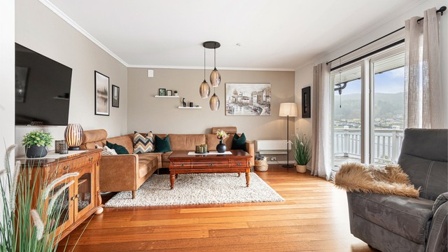 Fra stuen er det flere utganger til en stor veranda som strekker seg rundt store deler av boligen.