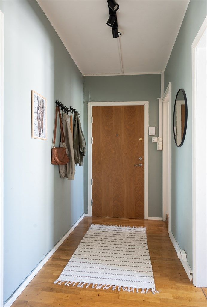 Leiligheten disponerer 2 boder, 1 i kjeller på 4m² og 1 på loftet. Arealet i loftsboden måles til 4m² (ALH), grunnet lav takhøyde er ikke arealet måleverdig som bruksareal.