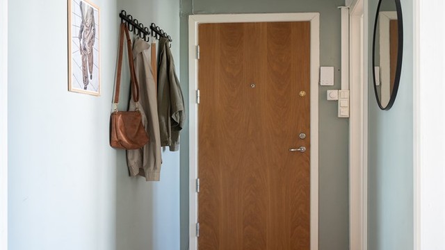 Leiligheten disponerer 2 boder, 1 i kjeller på 4m² og 1 på loftet. Arealet i loftsboden måles til 4m² (ALH), grunnet lav takhøyde er ikke arealet måleverdig som bruksareal.