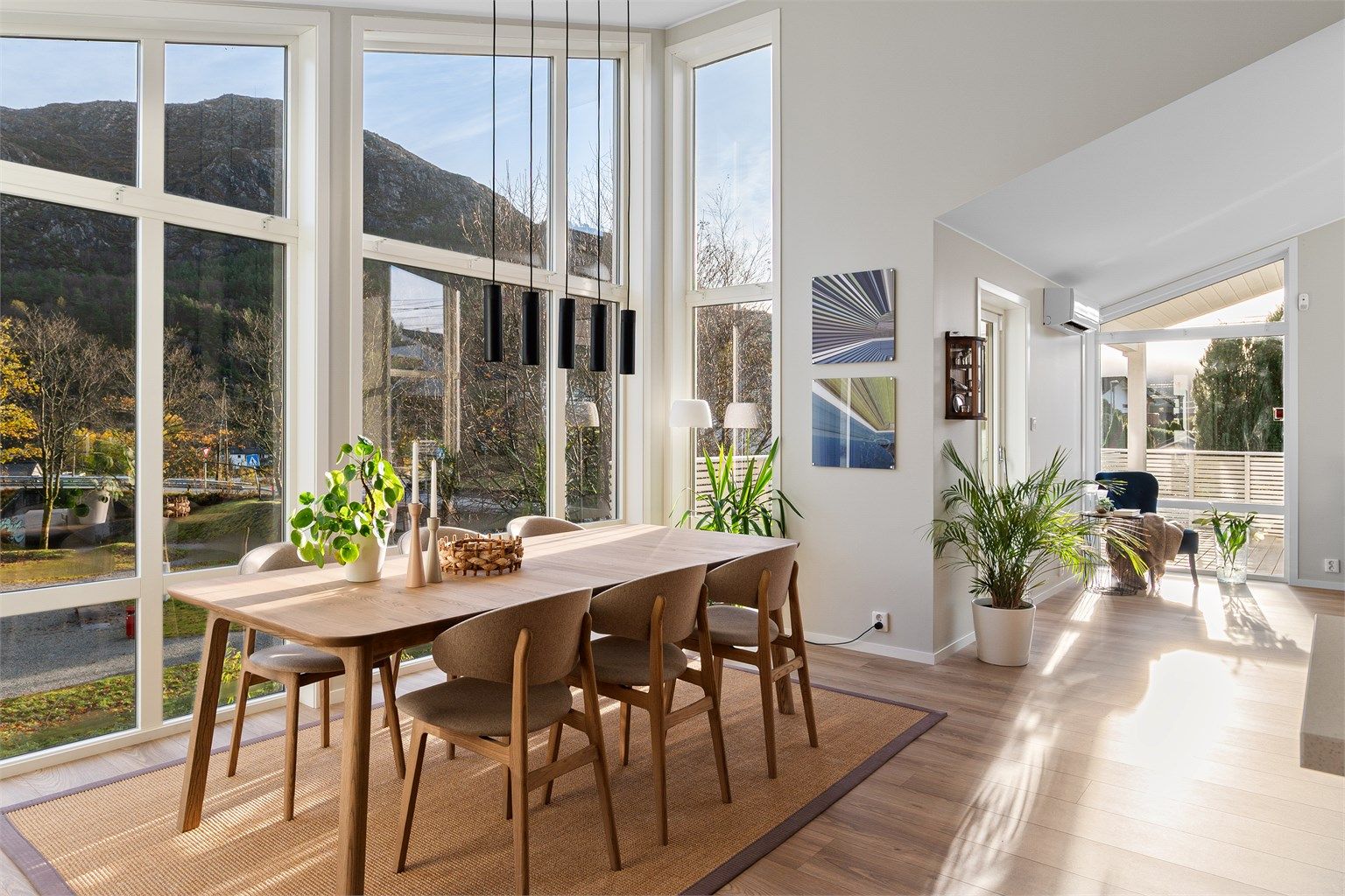 - En lys og luftig spisestue med imponerende takhøyde på opptil 4,19 meter -