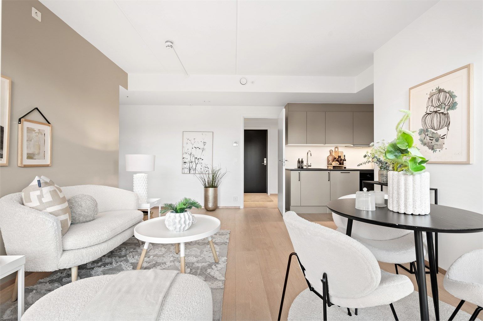 Særdeles flott 3-roms i byggets tredje etasje. Leiligheten byr blant annet på en herlig balkong på 6 kvm og ingen gjenboere. 