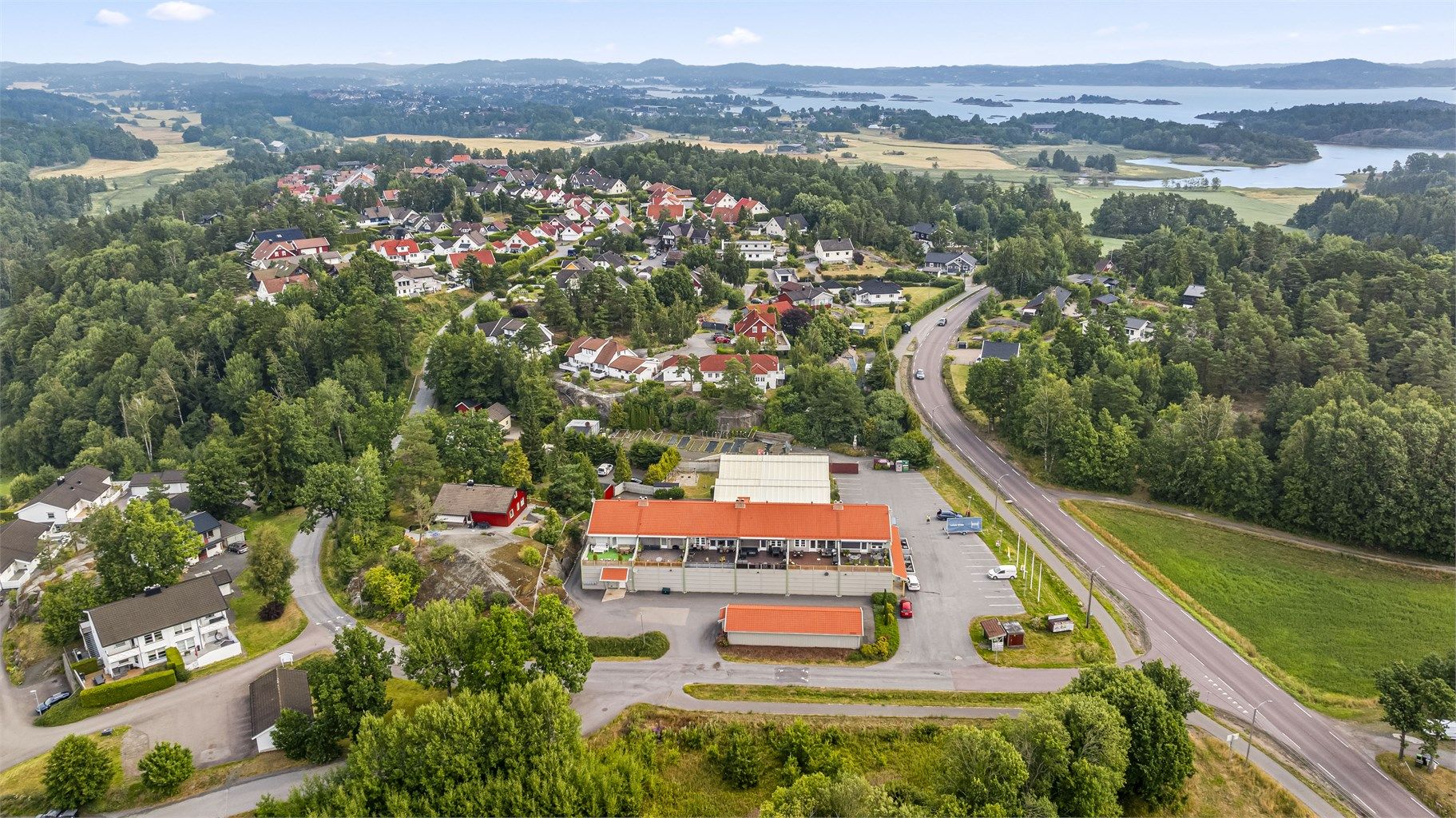 I nærområdet finner du også balløkke i Hemskogen og gode muligheter for lek og aktivitet. Bussholdeplassen Djupedal ligger like ved eiendommen og har gode forbindelser til både Larvik og Sandefjord. 