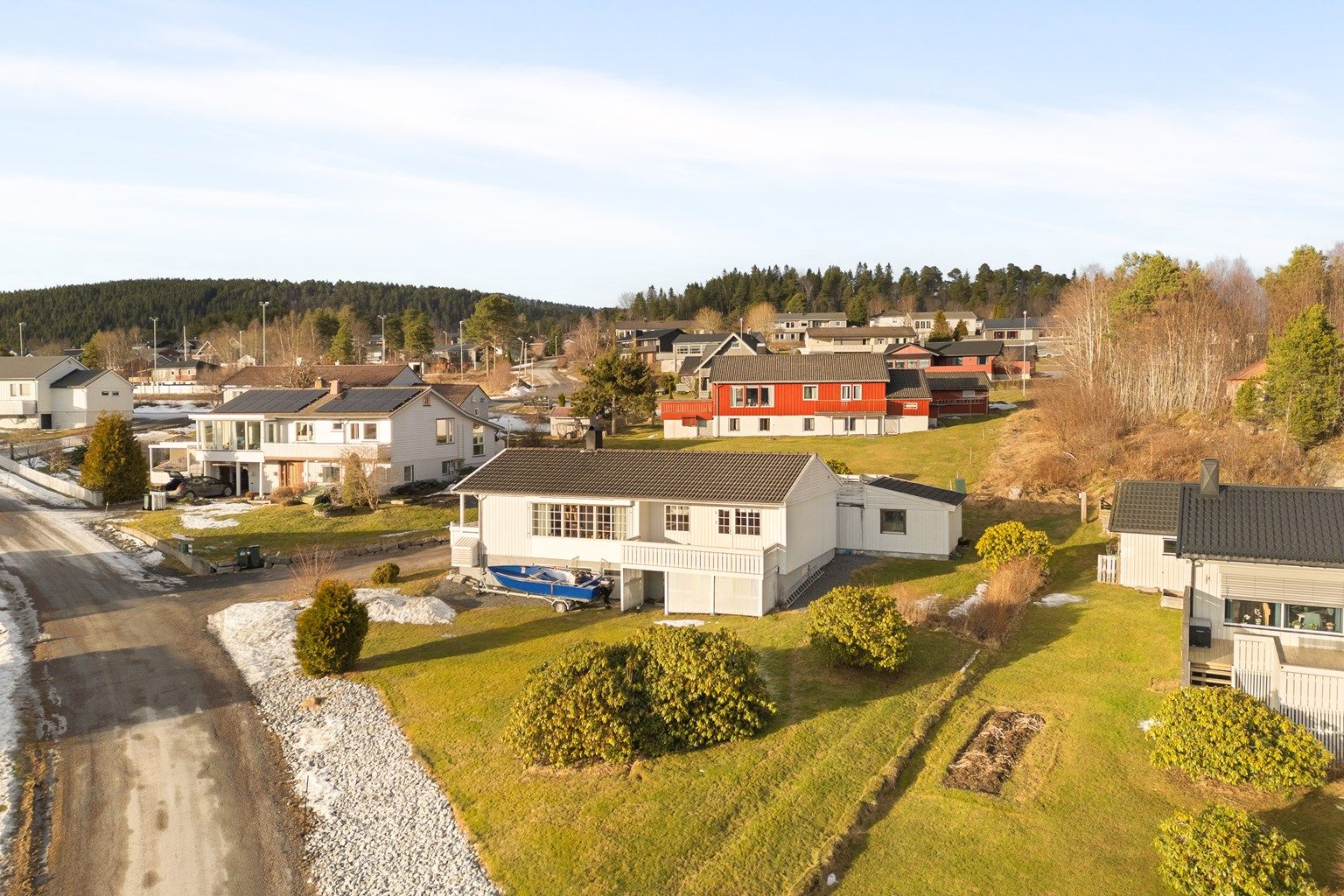 Velkommen til Åsveien 14 - og denne flotte eneboligen beliggende i rolige og familievennlige omgivelser på Kyrksæterøra! 