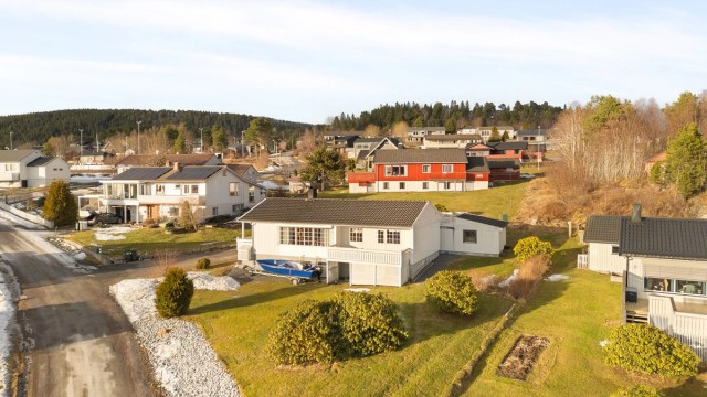 Velkommen til Åsveien 14 - og denne flotte eneboligen beliggende i rolige og familievennlige omgivelser på Kyrksæterøra!