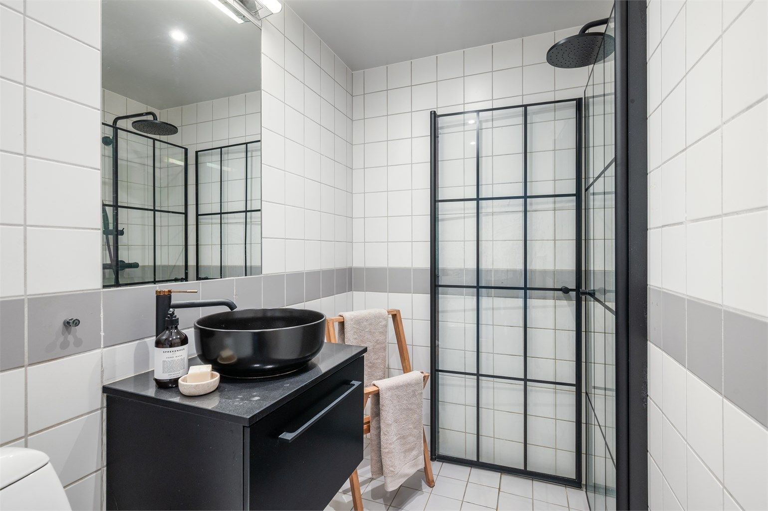 Innredning med servant og armatur skiftet i 2024, som gir badet et moderne og oppgradert uttrykk.