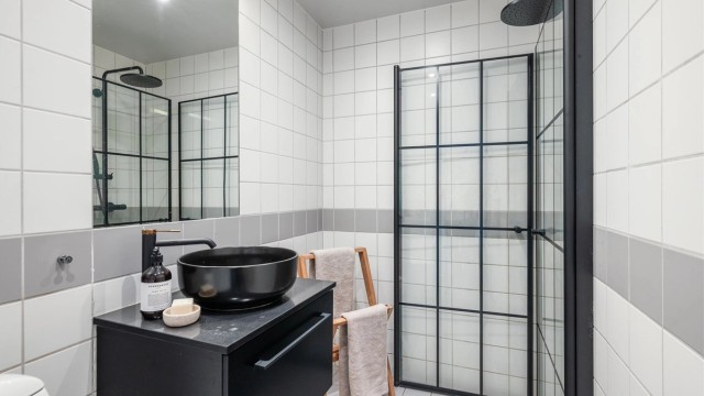 Innredning med servant og armatur skiftet i 2024, som gir badet et moderne og oppgradert uttrykk.