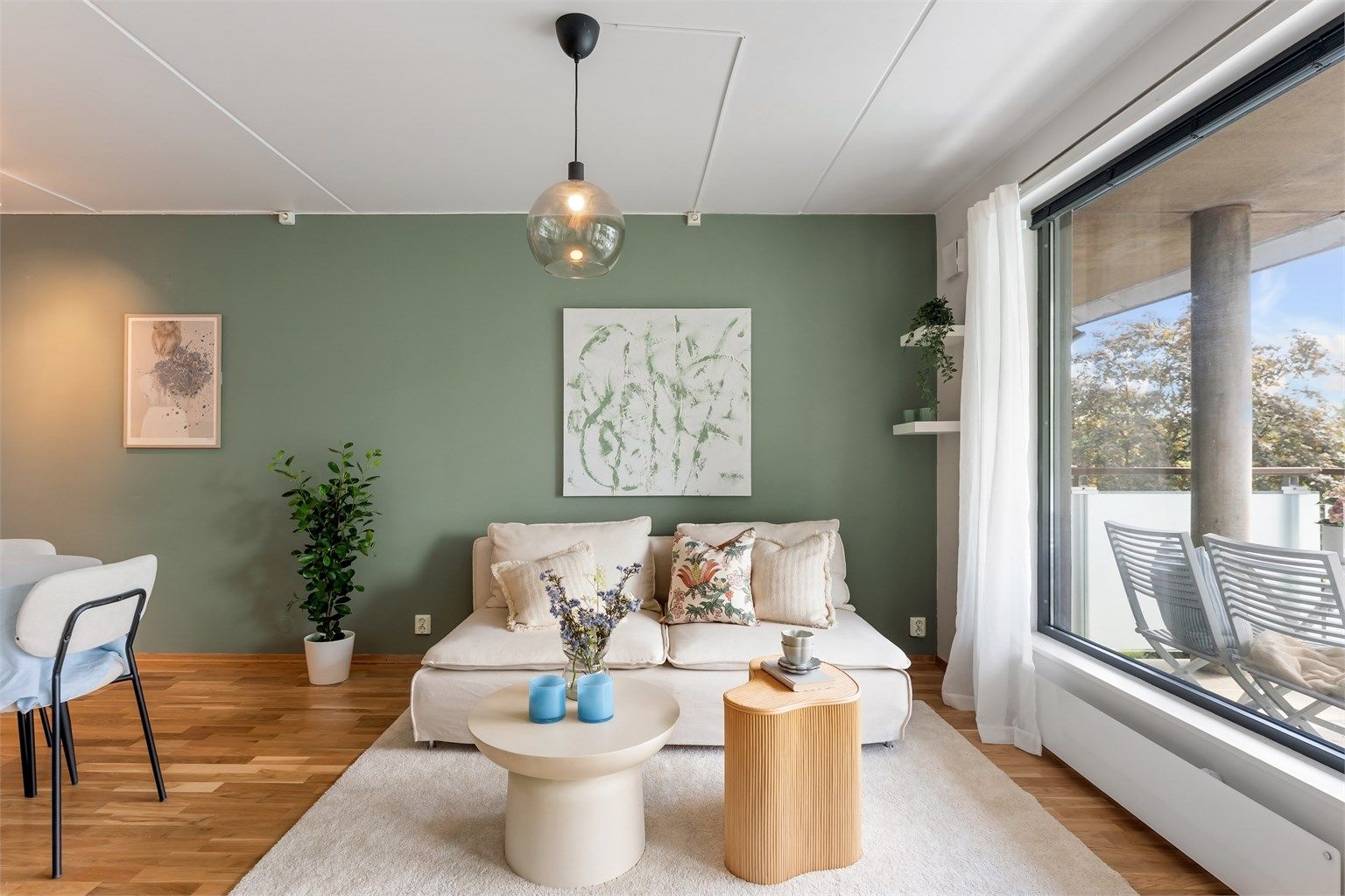 Stuen gir god plass til både sofagruppe og spisebord.