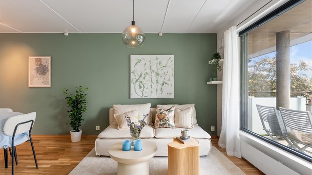 Stuen gir god plass til både sofagruppe og spisebord.