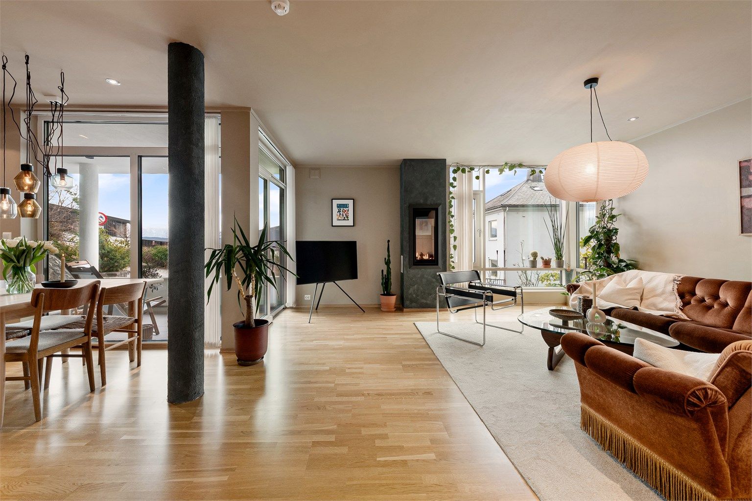 Stue og kjøkken er i åpen løsning og har god plass til sofagruppe og spisestue 