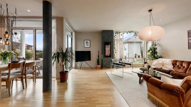 Stue og kjøkken er i åpen løsning og har god plass til sofagruppe og spisestue