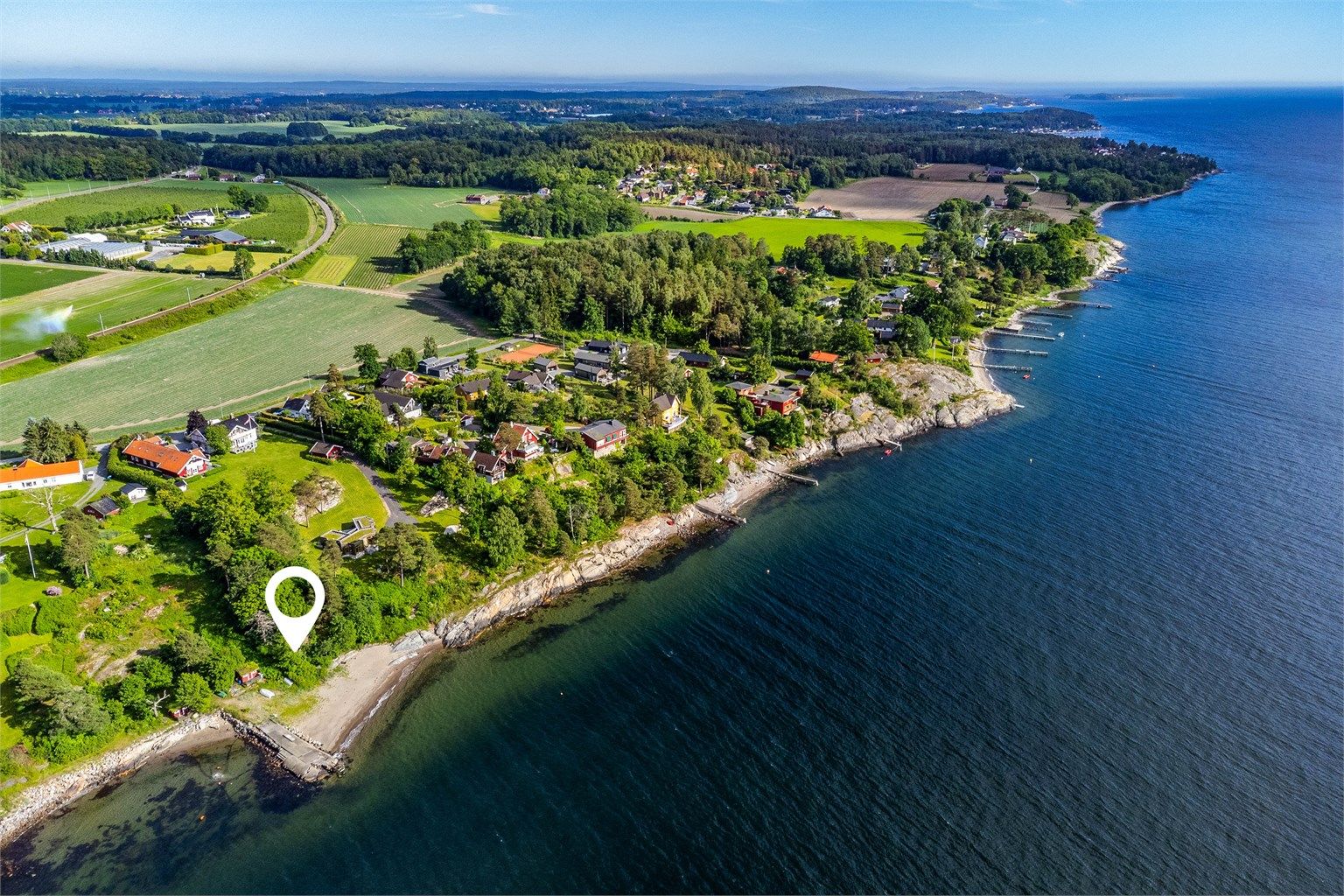 Til den barnevennlige sandstranden Festehøy er det kun et fåtall minutters gange.