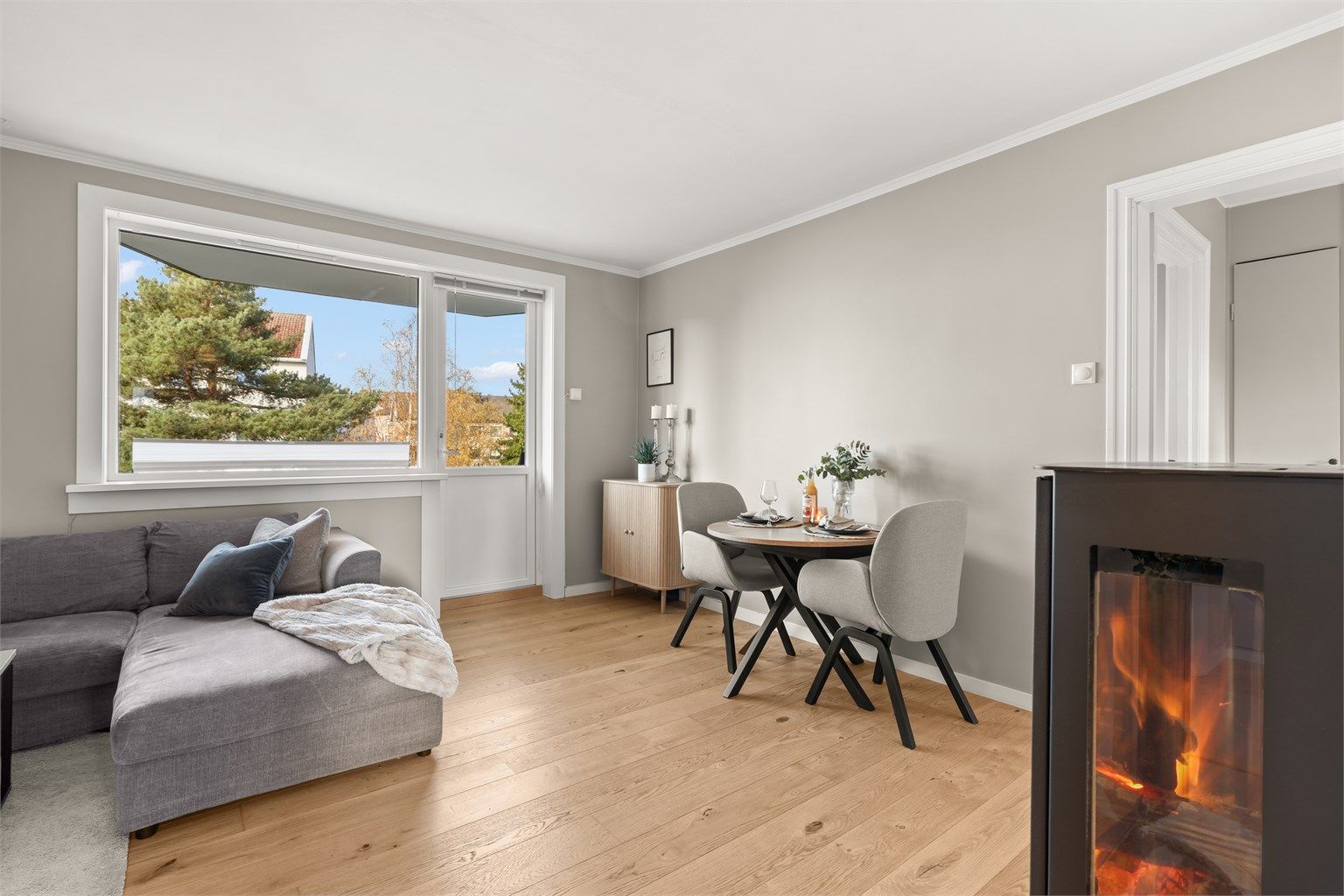 Stuen er et sentralt samlingspunkt med god plass til både sofagruppe og spisebord.