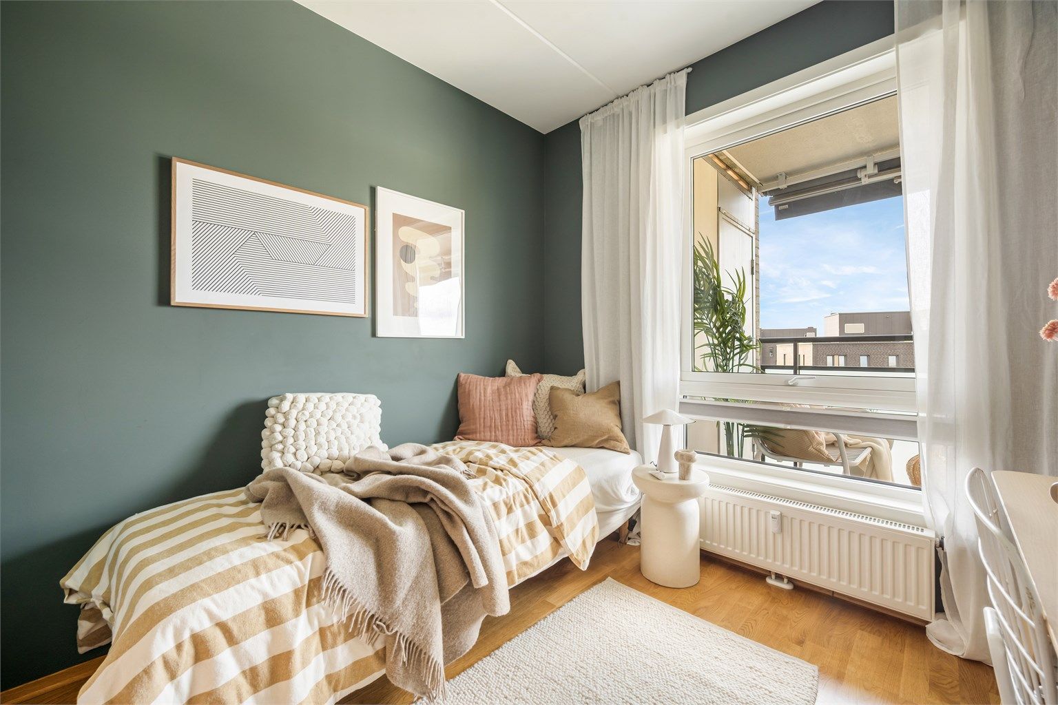 Soverommet har god plass til seng, garderobeskap og skrivebord.