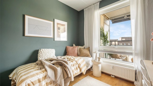 Soverommet har god plass til seng, garderobeskap og skrivebord.