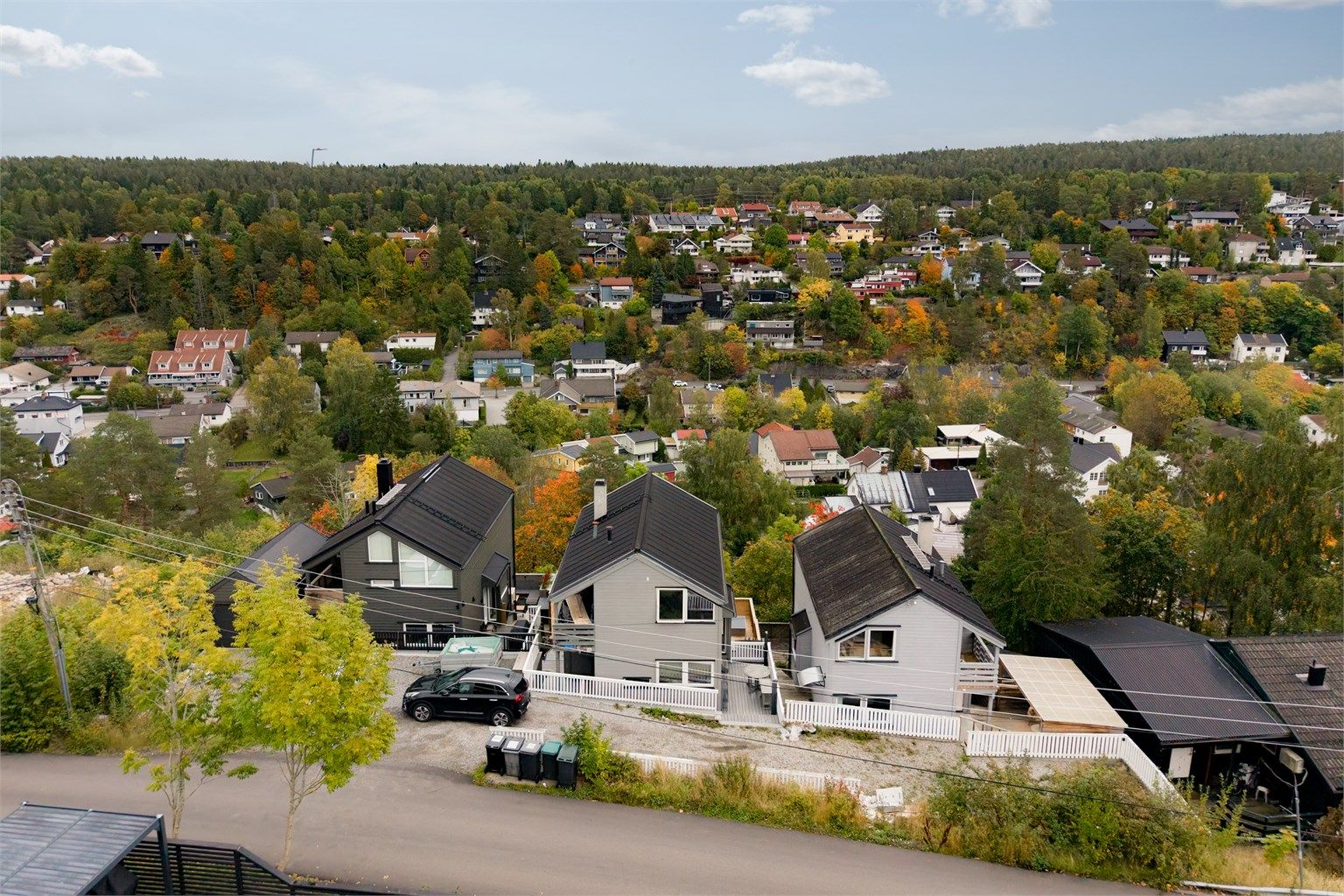 Kort vei til Toppåsen skole, barnehager og bussholdeplass i Høgåsveien.