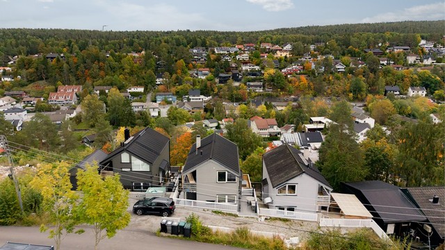 Kort vei til Toppåsen skole, barnehager og bussholdeplass i Høgåsveien.