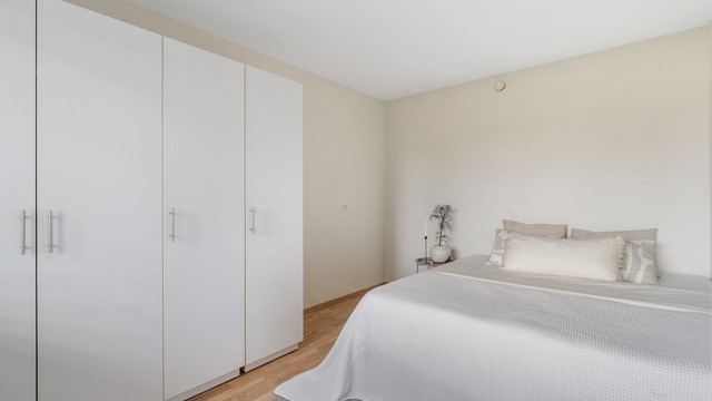 Hovedsoverommet har god plass til dobbeltseng og en romslig garderobeløsning.