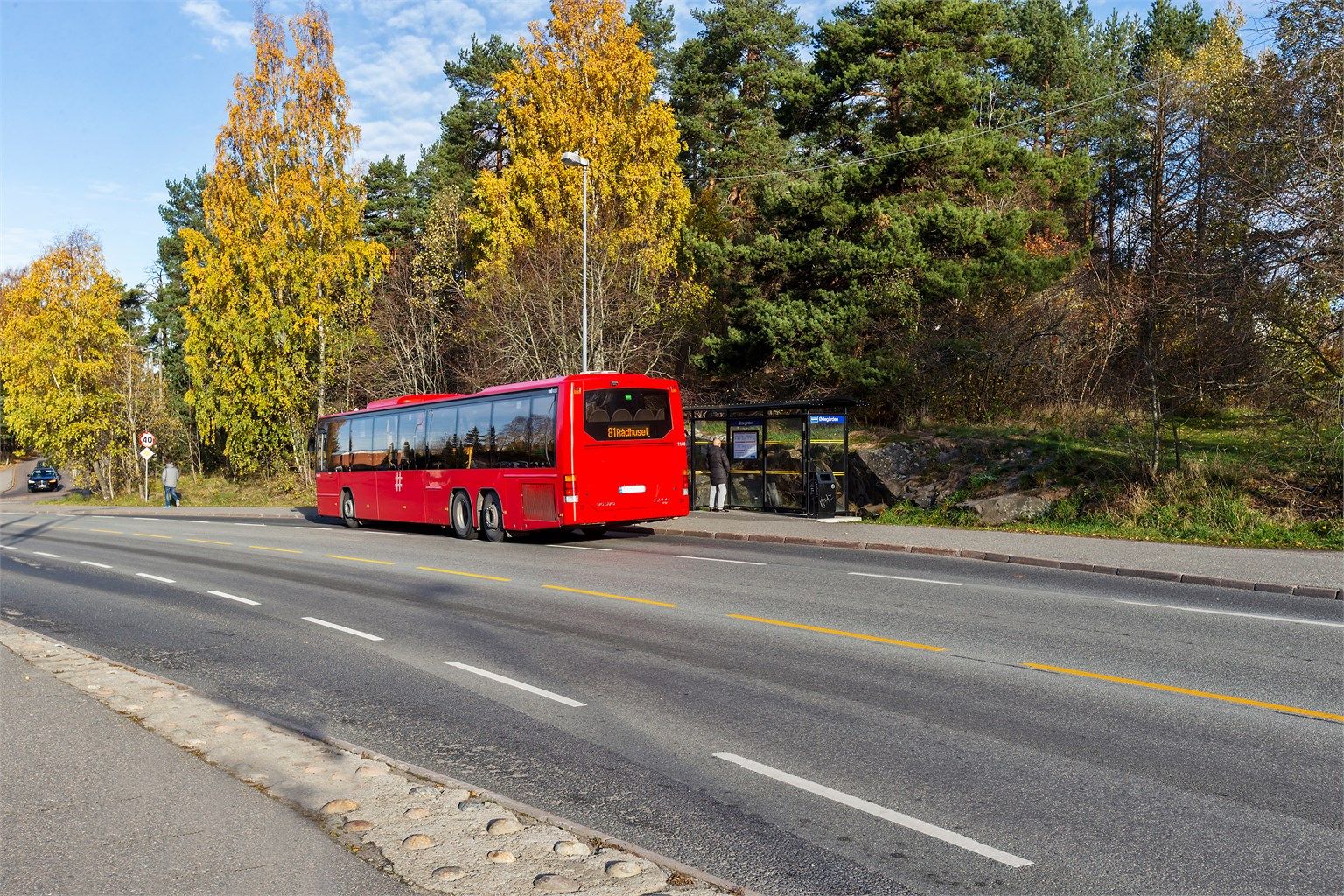 Bussholdeplassen Ødegården ligger like ved med hyppige avganger mot Oslo sentrum.