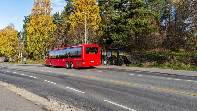 Bussholdeplassen Ødegården ligger like ved med hyppige avganger mot Oslo sentrum.