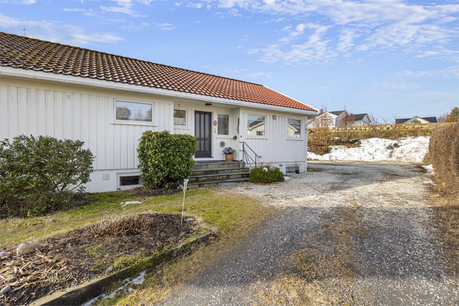 Det er god plass til flere biler på tomta som er på ca 1,5 mål.