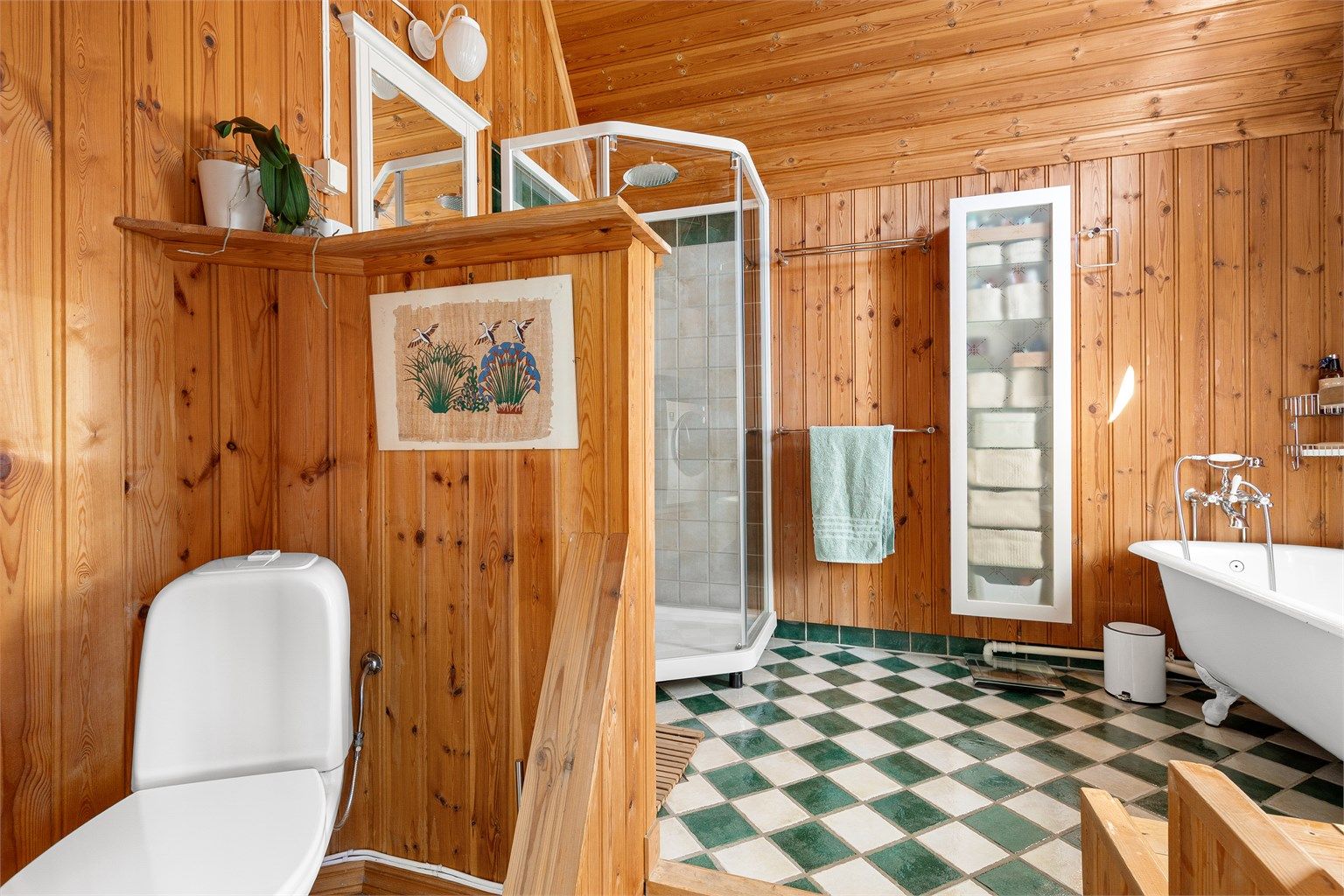 Badet er romslig og funksjonelt innredet, men har behov for oppgradering