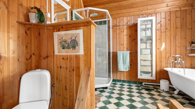 Badet er romslig og funksjonelt innredet, men har behov for oppgradering