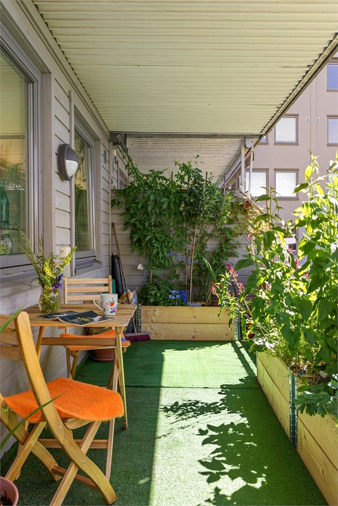 Leiligheten har en herlig overbygget balkong på ca. 11 kvm med god plass til sittegruppe og beplantning(Foto: Petter Tanum/TanumFoto)