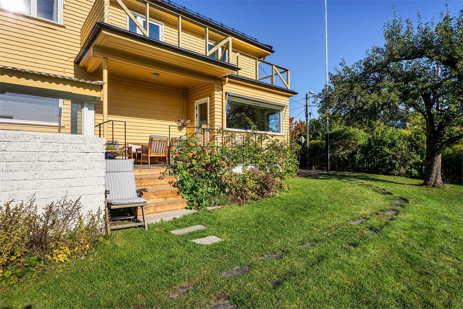Eiendommen har flotte uteplasser, og en solrik, frodig hage - perfekt for lek og moro
