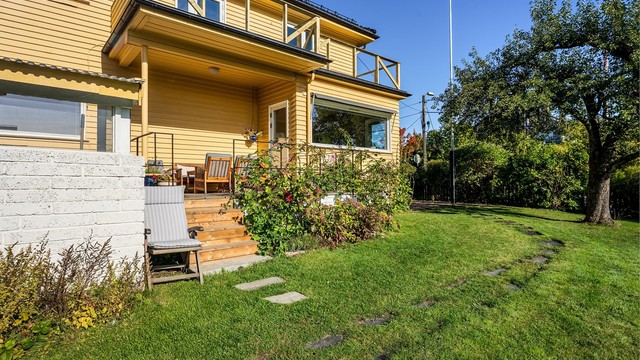 Eiendommen har flotte uteplasser, og en solrik, frodig hage - perfekt for lek og moro