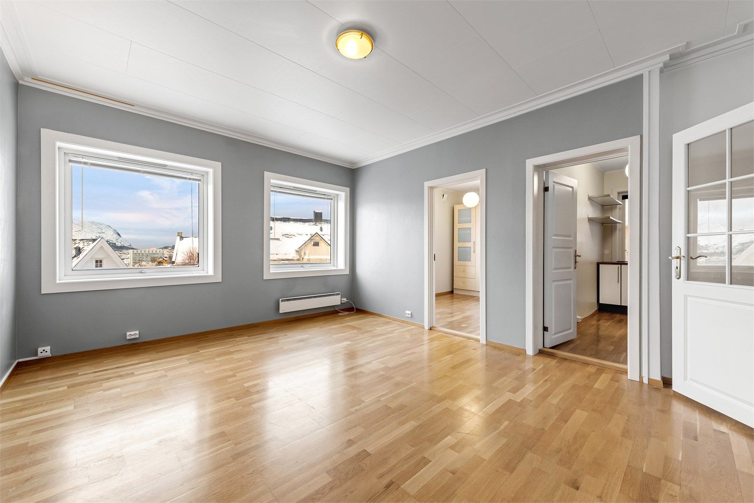 Stue med sydvendt orientering og gode lysforhold og utsikt fra vinduer