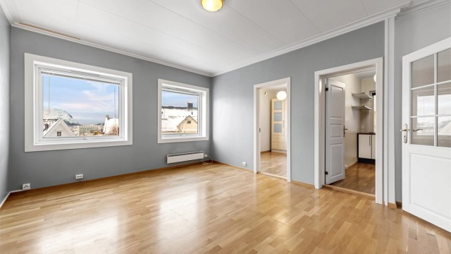 Stue med sydvendt orientering og gode lysforhold og utsikt fra vinduer