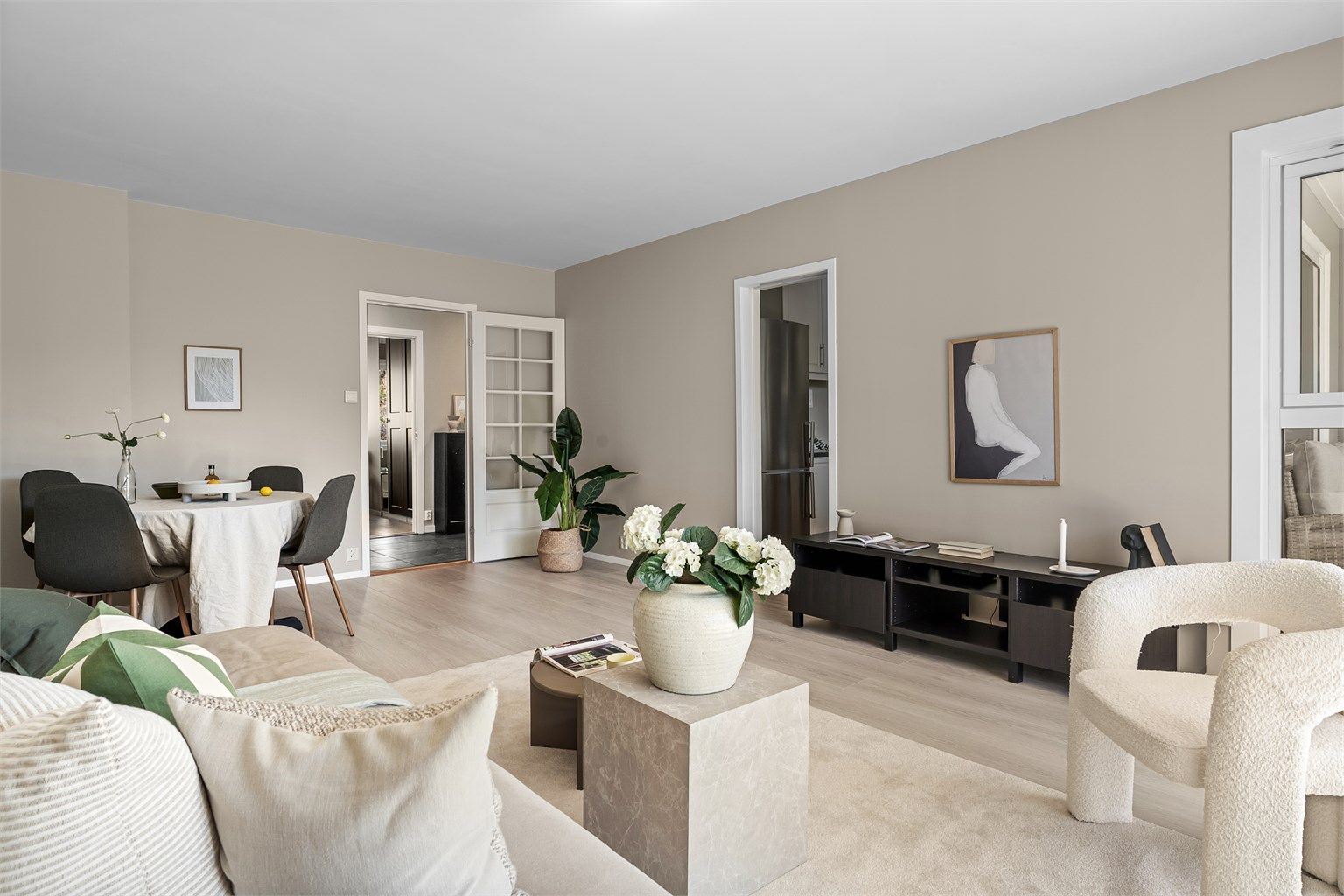 - Lys og romslig stue med god plass til sofakrok og spisegruppe -