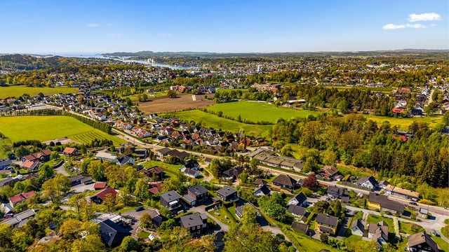 Sandefjord sentrum med alle servicetilbud ligger kun en kort sykkel- eller kjøretur unna.