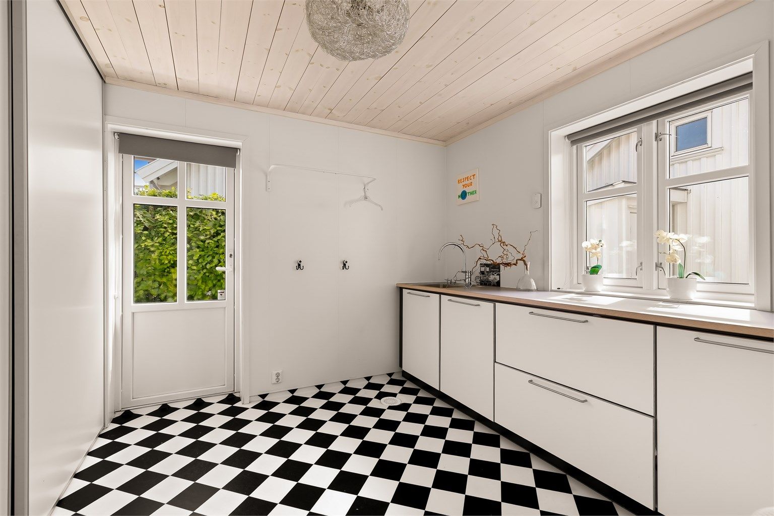På vaskerommet er det rikelig med skap-, benkplass og direkte utgang til hagen.
