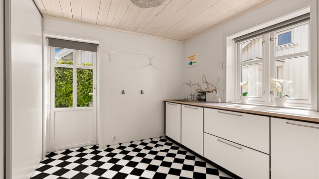 På vaskerommet er det rikelig med skap-, benkplass og direkte utgang til hagen.
